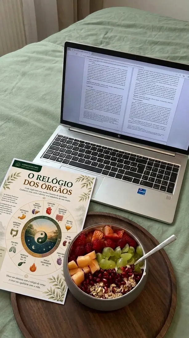 Cliente estudando o Corpo Conectado com material impresso